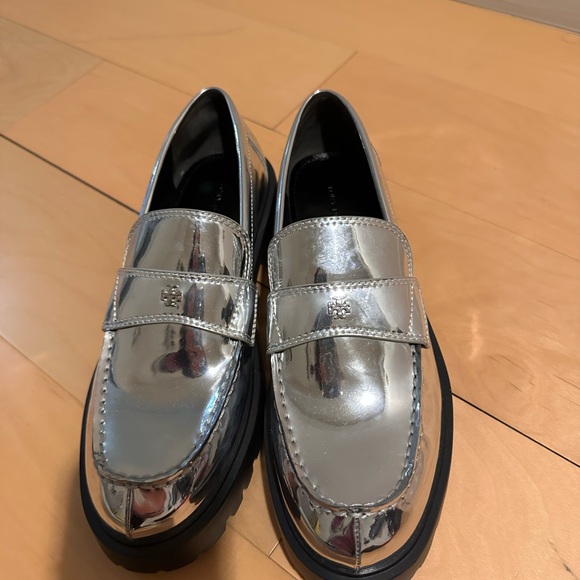 Tory Burch Classic Lug Loafers - good as 🆕 💫 - Picture 4 of 6